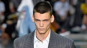 Nos aventuramos a decir que casi todas las personas que buscan un cambio de look radical han pensado en pasarse al bando del corto. 20 Tipos De Cortes De Cabello Para Hombres Que Debes Conocer