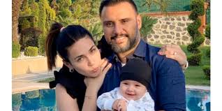 O dönemlerde şarkılarıyla popüler bir isim haline gelen alişan, kralı gelse adlı şarkısıyla da dikkat çekmiştir. Memurlar Net Alisan Isyan Etti