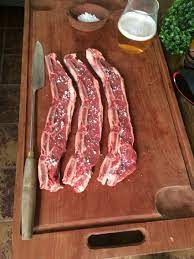 El gaucho dejó el asado de costillar y pasó a hacer el asado banderita, de costilla, en la parrilla en vez de colgado. Tira De Asado Banderita Comida Asado Asaderos