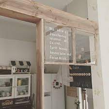 kanamiya1 プチdiy キッチンのなんちゃって梁に 窓風 透明窓に白ペンで文字を書くのをやりたかったの カフェ感ちょっとアップしたかな 100均フレームのリメイクです セリア ナチュラルインテリア 100均 インテリア インテリア ナチュラル インテリア