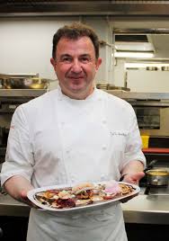 Martín berasategui recuerda sus comienzos como aprendiz de cocinero después de ganar dos estrellas michelín. Reportaje Martin Berasategui 20 Anos En Lasarte