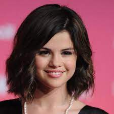 قصات الشعر العصرية قصيرة للنساء على وجه مستدير على وجه البيضاوي مع الانفجارات تسريحات الشعر للمرأة العصرية قصيرة النساء صور