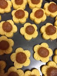 Seperti dijanjikan dalam entri inti tart nenas sebelum ini di sini, kali ini saya ingin kongsikan resepi tart nenas gebu gebas yang kami sediakan untuk hari raya baru baru inilah resepi baru yang saya pelajari dari nana. Kuih Tart Nenas Recipes Tart Cooking Recipes