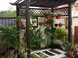 Mengutip ideal home, cermin adalah dekorasi yang cocok untuk bentuk taman yang kecil, balkon, atau teras di atap rumah. Cara Membuat Taman Depan Rumah Sederhana Destaman