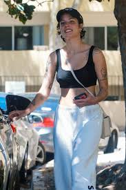 /ˈhɔːlzi/, /ˈhɑːlzi/), is an american singer and songwriter. Halsey Out Shoppingin Los Angeles 0 06 2020 Hawtcelebs