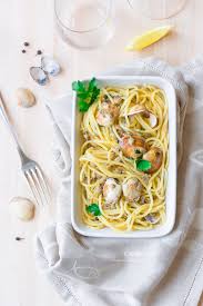 Gli ingredienti necessari alla preparazione di questo piatto sono pochi e semplici, la vera abilità sta nell'esecuzione. Spaghetti Alle Vongole La Ricetta Veloce L Ennesimo Blog Di Cucina