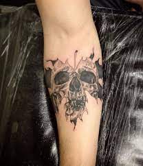 Le tatouage de crâne avec rose est l'un des tatouages de crâne le plus populaire qui est fortement porté par les femmes, également par les hommes. Tatouage Tete De Mort 40 Idees Memento Mori Tatouage En Styles Varies Tattoo Designs Skull Tattoo Design Skull Tattoo