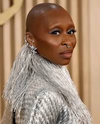 So many stunning makeup looks from last night's Screen Actors Guild Awards  red carpet. I loved all of the natural glam (Pam!), pops of color, a  classic red lip. Did you have