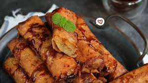 Siapkan bahan, belah pisang menjadi 2 bagian. 10 Resep Pisang Karamel Teman Ngopi Yang Manis Saat Kumpul Keluarga Orami