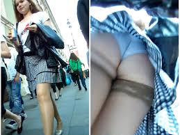 脸有点婴儿肥的洋妞被街拍抄底- 趣抄底