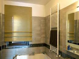 Oltre ad essere necessarie per evitare che dall'esterno si veda quello che succede in casa, servono anche a personalizzare l'arredamento della casa ed a fornirle un certo carattere. Tende Per Il Bagno Foto Design Mag