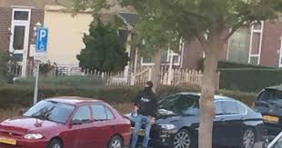 De verdachte van een schietpartij waarbij zeker één gewonde viel op het dak van een woning aan de holthuizerdreef in huissen. Vooral S Nachts Veel Activiteit Bij Gezin In Huissen Aanslag Verijdeld Destentor Nl