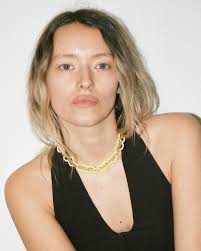 NEW SELECT》 JACOB フランスを拠点に活動する、Vanessa Giusti  (ヴァネッサ・ジュスティ)によるビーズアクセサリーブランド。 全て1点1点ハンドメイドで制作されています。  繊細なビーズの連なりで構成されるボリューミーなネックレスやブレスレットは、シンプルな服に ...