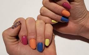 Mix de cores mais vibrantes, a cara dos anos 90. 8 Cores De Esmalte Que Serao Tendencia Em 2020 Revista Marie Claire Beleza
