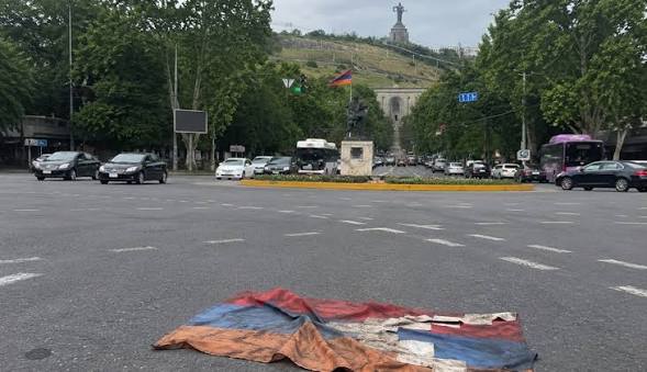 Artsax"ın əski parçası Fransa meydanından endirildi - qarşıdurma böyüyür