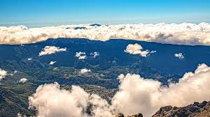 Cirque de Mafate vu du ciel avec nuages