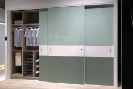 Browse farmhouse bedroom decorating ideas and layouts. 21 Bedroom Closet Door Ideas And Designs For 2021 Innovative Unique
