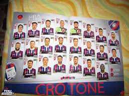 Il football club crotone, noto più semplicemente come crotone, è una società calcistica italiana con per dare continuità al calcio crotonese un'altra società cittadina chiamata a.p. L Fc Crotone Sull Album Panini Calciatori 2016 2017 Youreporter