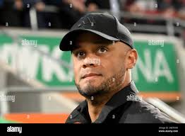 28 04 99 hi-res stock photography and images