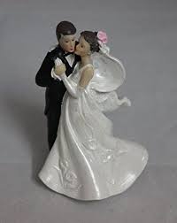 Romantischer Aufsatz Fur Die Hochzeitstorte Das Brautpaar Steht Eng Umschlungen Einander Zugewand Sie H Hochzeit Torte Figuren Torten Figuren Brautpaar Torte