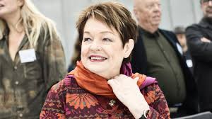 Ghita nørby i flot rød kjole på portræt Ghita Norby Det Er Sa Festligt At Alle Gar Op I Min Rode Kjole Kultur Dr