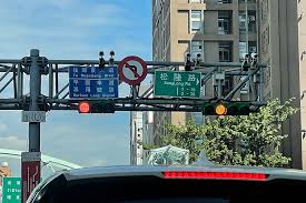 11:31 交通部公路總局高雄市區監理所 960 530 просмотров. ä¸€æ–‡æžæ‡‚ é–‹è»Š é¨Žè»Šéƒ½è¦æœƒçœ‹çš„ç´…ç¶ ç‡ˆå¿…å‚™çŸ¥è­˜ Yahooå¥‡æ'©æ±½è»Šæ©Ÿè»Š