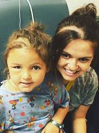 Mãe raspa parte do cabelo para apoiar filha que tirou tumor no cérebro