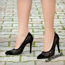 Dantelli Modeli Ile Kibar Ve Zarif Bir Durus Sergileyen Stiletto Modelleri Feminen Bir Esinti Yaratiyor Siyah Dantelli Stilett Stiletto Topuklular Ayakkabilar