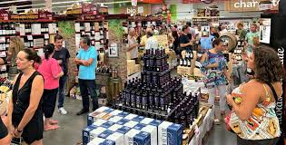 L'enseigne lance des appels d'offres auprès des vignerons et des négociants et sélectionne plus de 6.000 vins. Soiree Avant Premiere De La Foire Aux Vins D Automne Au Carrefour Market Toulousain St Jory Le Petit Journal