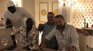 Sedat peker, venezüella'dan gelen uyuşturucuların türkiye'de çizdiği yolu anlattı ve kıbrıs'ta yasal olan kumar faaliyetleri sayesinde para ticaretinin oradan sağlandığını öne sürdü. 58zkfs836l2j0m