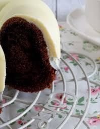 Schokoladenglasur in die kuchenform geben. Baileyskuchen Kuchen Ruhrteig Rezept Einfach Geback Baileys Schokoglasur Perfekte Schokoladeng Schokoglasur Rezept Schokoladenglasur Lebensmittel Essen