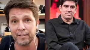 Mario frias, secretário especial da cultura, anda e despacha armado no ambiente de trabalho, deixando a arma visível na cintura. Mario Frias Eleva O Tom Contra Adnet Garoto Frouxo E Sem Futuro Palhaco Decadente