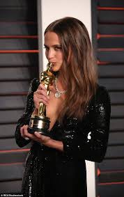 I usually adore this type of thing, but i have zero interest in seeing these images again, tigerrouge shunned. Alicia Vikander Plants A Kiss On Her Trophy At Vanity Fair Oscar Party Alicia Vikander Alicia Vikander Style The Danish Girl