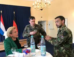 Minister bijleveld wordt nooit moe te benadrukken dat zij groot voorstander is van meer transparantie binnen haar defensieorganisatie. Nl Botschaft Berlin On Twitter Die Niederlandische Verteidigungsministerin Ank Bijleveld Hat Heute Zusammen Mit Ihrer Amtskollegin Ursula Von Der Leyen Das Deutsch Niederlandische 414 Panzerbataillon Besucht Seit 2015 Arbeiten Die Beiden