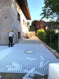 Neugestaltung Von Hof Und Einfahrt Im Mediterranen Stil Mit Kies Envirotek Mediterraner Stil Einfahrt Hof Landschaften