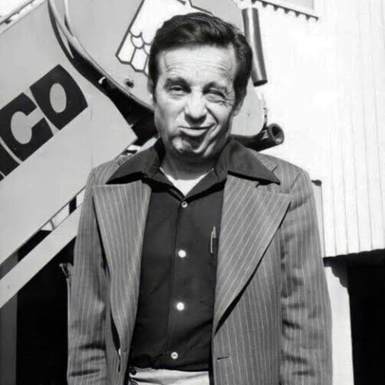 Chespirito sonriendo
