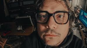 Andrés Perozo: un director audiovisual zuliano que conquista escenarios  globales y vuelve para impulsar el talento nacional 27 septiembre, 2025 De  Maracaibo a Europa y de los Latin Grammy a proyectos locales,