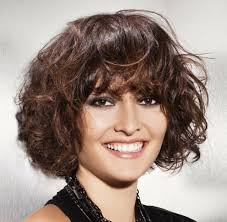 Quelle coupe de cheveux coupe cheveux blancs pour une femme de 60 ans. Coupe Courte Femme Avec Frange Selon La Forme Du Visage