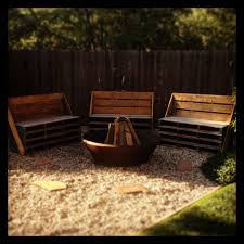 Pin By Jennifer Hightower On Yard Ideas Fire Pit Bench Pallet Fire Pit Fire Pit Decor