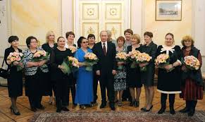 Zhirinovsky and vladimir putin at the kremlin in 2000 for his part, zhirinovsky has done a great deal to foster a reputation as a loud and boisterous populist who speaks on behalf of the russian nation and people, even when the things he says are precisely what many people, at home or abroad, do not want to hear. Russian President Putin Left Embarassed As Kremlin Photo Gaffe Exposes His Height World News Express Co Uk