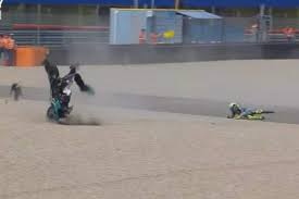 Valentino rossi e l'incidente l'incidente di oggi in moto3 è la cosa più importante di questa giornata. Incidente Valentino Rossi Caduta Alla Nona Tappa Della Motogp