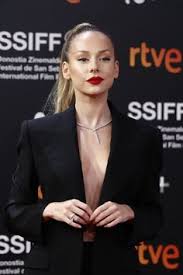 She is most widely known for her starring role as carla rosón caleruega in the spanish drama series elite, broadcast on netflix. Idei Na Temu Ester Exposito 24 V 2021 G Aktrisy Znamenitosti Krasivye Znamenitosti