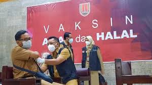 Jika bunda hanya meminum 3 gelas teh hijau, tapi. Https Banyumas Tribunnews Com 2021 05 13 Pengadaan Vaksin Gotong Royong Dimulai Mei Harganya Dipatok Rp 1 Juta Per Orang Https Cdn 2 Tstatic Net Banyumas Foto Bank Images Vaksinasi Guru Kendal Jpg Ilustrasi Petugas Kesehatan Sedang