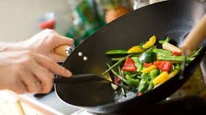 Es interesante saber cómo cocinar berenjenas sin grasas, pues como sabemos, es uno de los vegetales que por su estructura, tiene el poder de absorber el aceite o la grasa en la que se cocine. Los Trucos Para Cocinar Sin Grasa