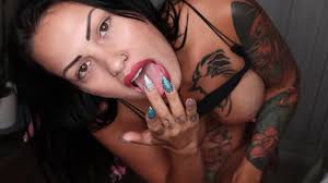 Darcy Diamond používá Kurva Stroj Na Kuchyňském Stole Maximální Rychlost S  Orgasmem Přívěs