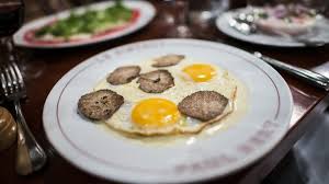 Se state cercando una ricetta leggera, con poche calorie e dal gusto diverso, ecco il piatto per voi: Uova Al Tegamino Con Tartufo Nero E Formaggio Di Fossa Di Sogliano La Ricetta Perfetta Wine Dharma