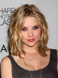 Speaking of basic haircuts for short hairstyles, modern women with curly and wavy hair choose short bobs and pixie haircuts. 30 Enticing Loose Curls For Short Hair 2021 Trends