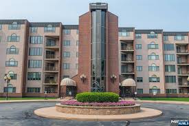 Homes for Sale Between $608294-$1216588