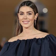 belleza: Nos hemos enamorado del corte de pelo a capas y con flequillo de  Anna Padilla