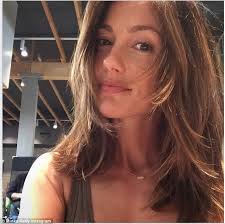 See pictures of minka kelly with different hairstyles, including long hairstyles, medium hairstyles, short hairstyles, updos, and more. Minka Kelly Debuts Lighter Locks For Summer After A Trip To The Hair Salon Daily Mail Online
